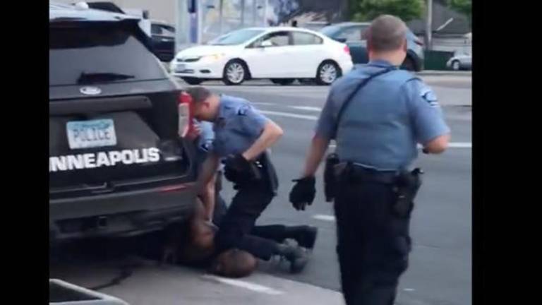 Imagen del momento en que George Floyd es sometido por la Policía de Mineápolis.