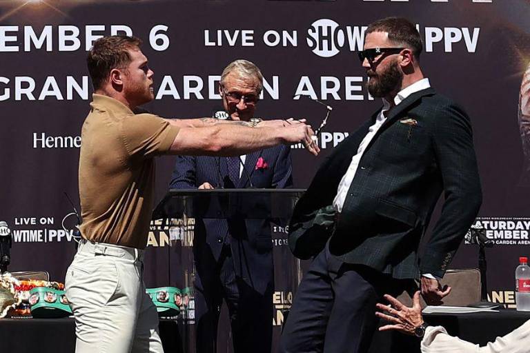 ‘No estás a mi nivel’; afirma ‘Canelo’, quien prometió que noqueará a Plant en 8 rounds