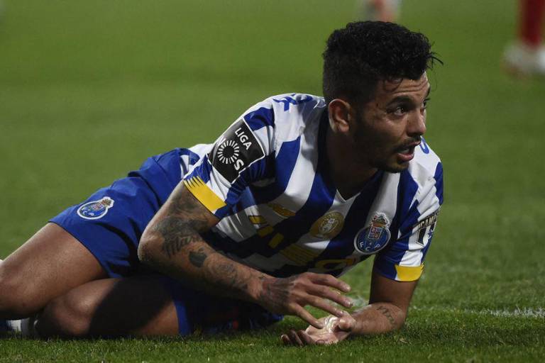 Jesús Corona salió tocado del juego entre Porto y Famaliçao