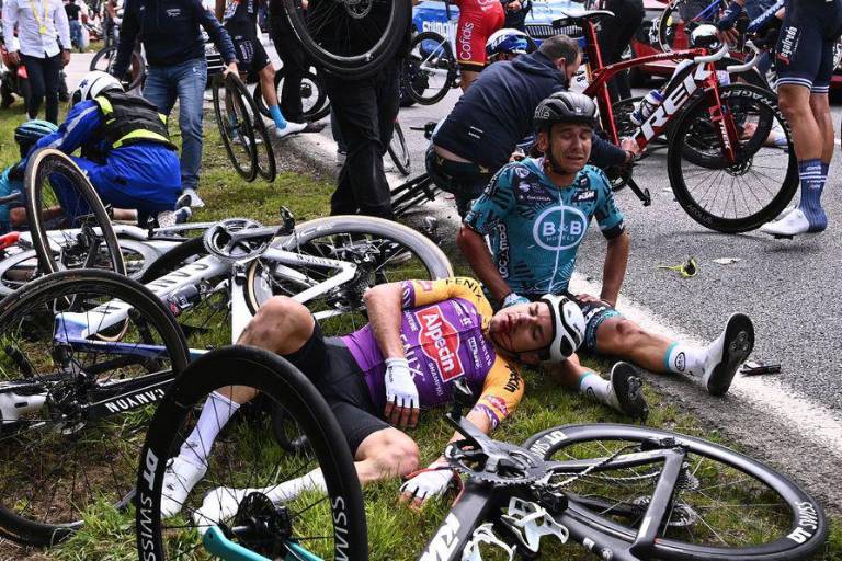 Tour de Francia demandará a aficionada que provocó accidente masivo