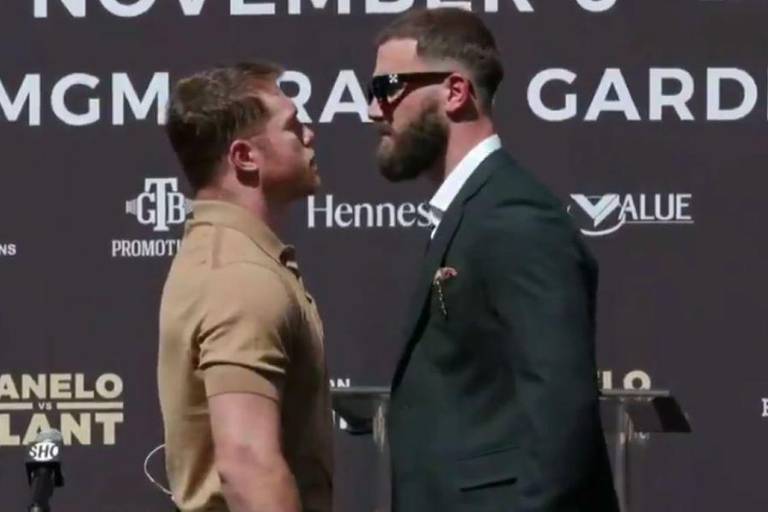 Caleb Plant y ‘Canelo’ Álvarez intercambiaron golpes en primer careo rumbo a su pelea del próximo noviembre