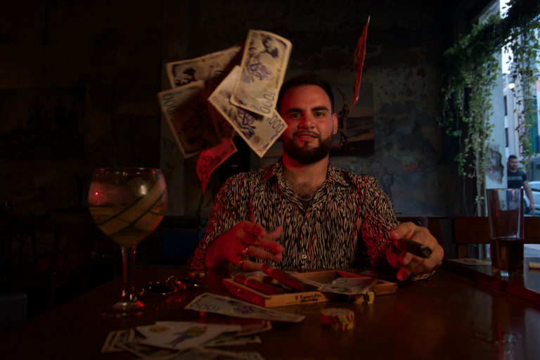A ritmo de trap, bolero y reguetón, lanza Taylor Díaz el tema ‘Juliana Navajas’