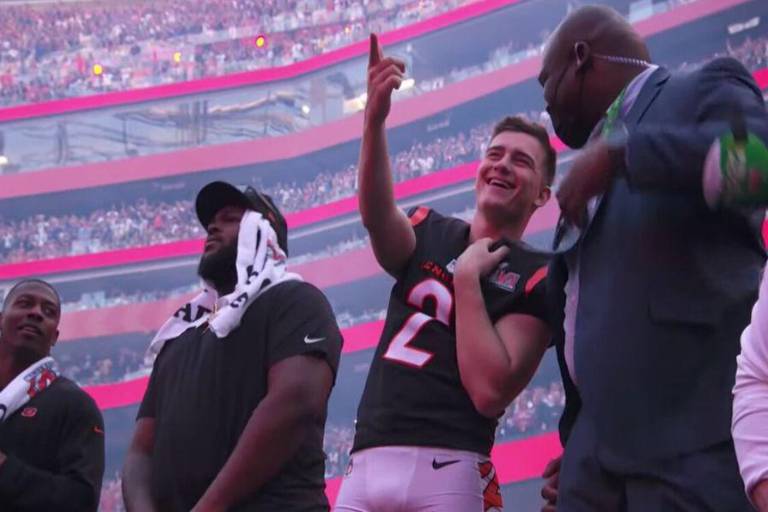 Evan McPherson disfruta del show del medio tiempo del Super Bowl LVI