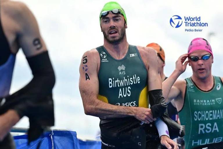 Decenas de nadadores caen enfermos tras competencia de triatlón en Reino Unido