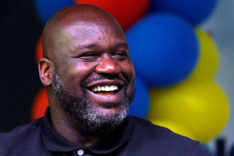 Shaquille O’Neal se pone en modo Santa Claus al regalar consolas de videojuegos en Navidad