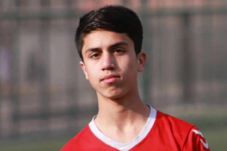 Joven futbolista afgano muere tras intentar aferrarse a avión estadounidense