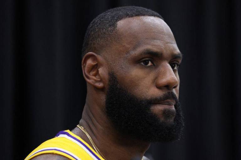 LeBron James confirma que se vacunó pero no intentará convencer a otros jugadores
