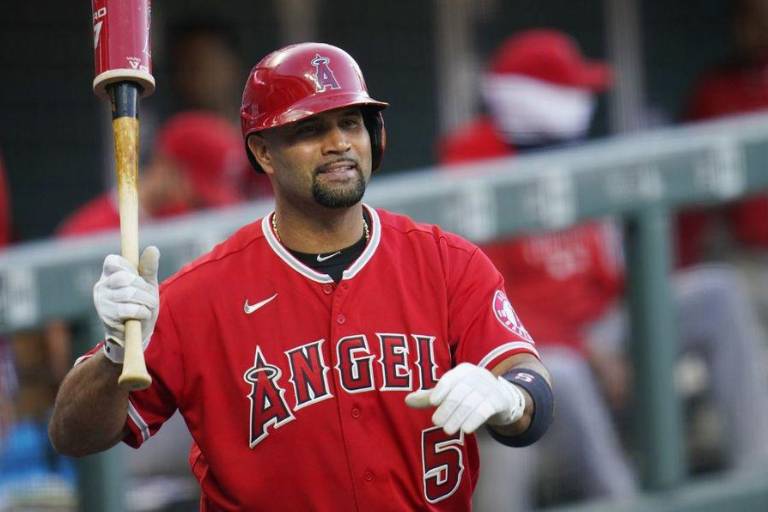 Albert Pujols ‘día a día’ tras bolazo en una muñeca