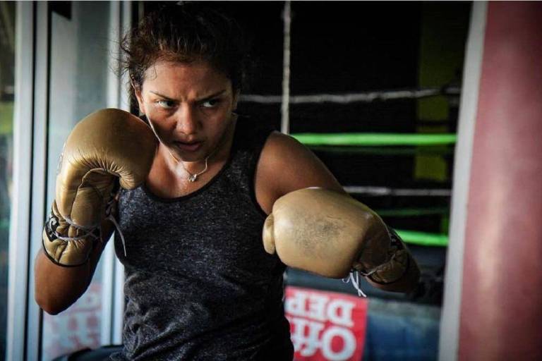 Boxeadora mexicana Alejandra Ayala, en coma tras pelear en Escocia