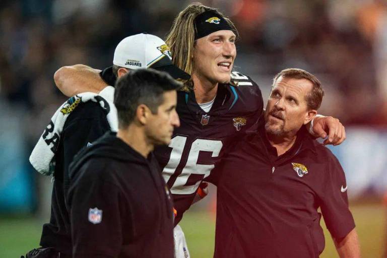Trevor Lawrence, ausente indefinidamente por esguince en el tobillo