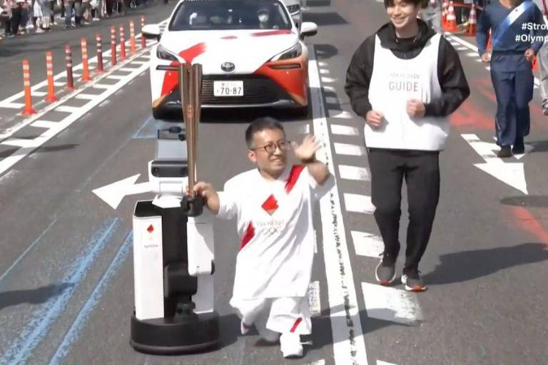 Robot ayuda a llevar antorcha olímpica de JJ.OO. de Tokio 2020