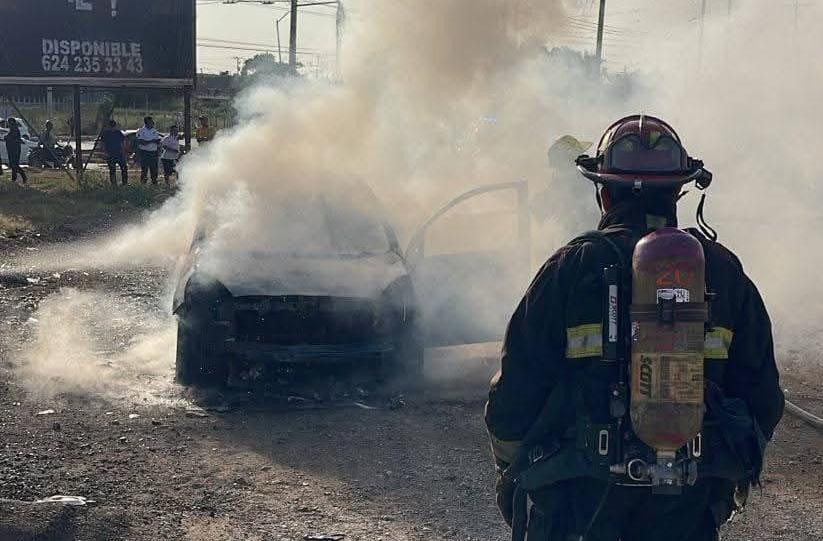 $!Auto compacto se incendia por un posible cortocircuito en Mazatlán