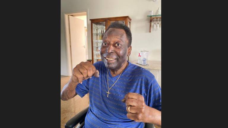 Pelé regresa de nuevo al hospital.