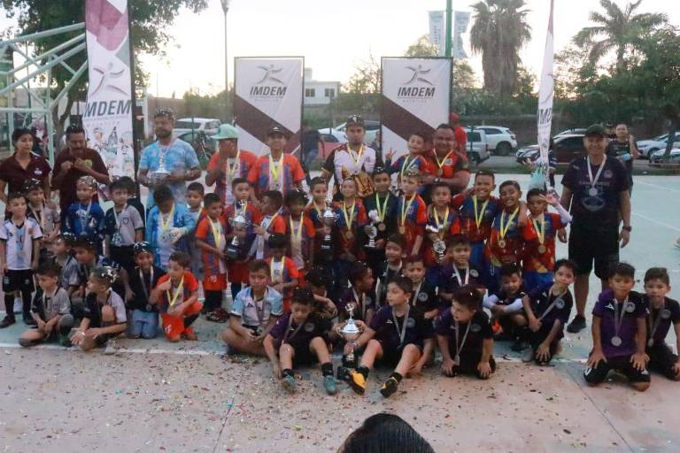 Premian a los pequeños campeones de la Liga de Futbol Infantil Deportes El Águila