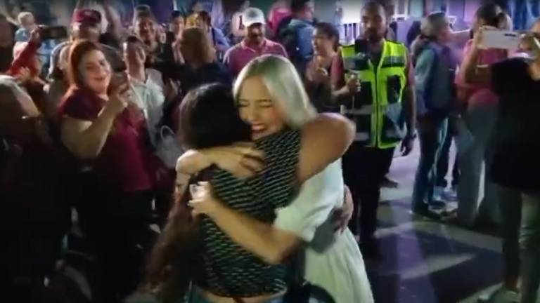 Estrella Palacios, candidata de Morena a la Alcaldía de Mazatlán, festeja esta noche a ritmo de la banda sinaloense.
