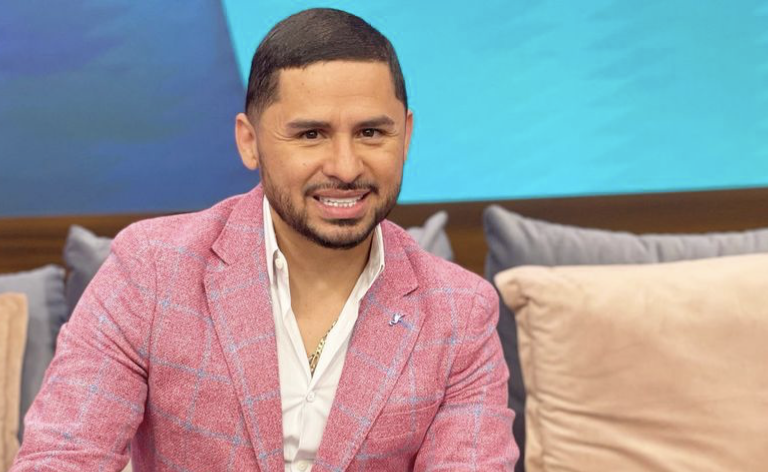 Larry Hernández reaparece con 10 kilos menos y sin poder hablar