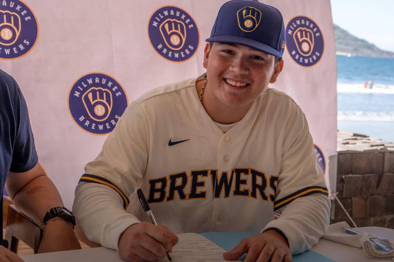 Sinaloense Luis Aguayo firma para Cerveceros de Milwaukee
