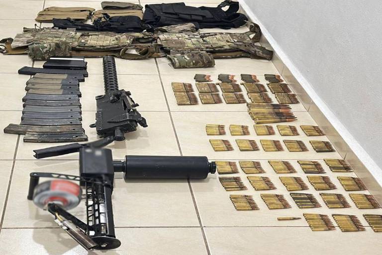 Material táctico y armamento localizado durante patrullajes en Badiraguato.