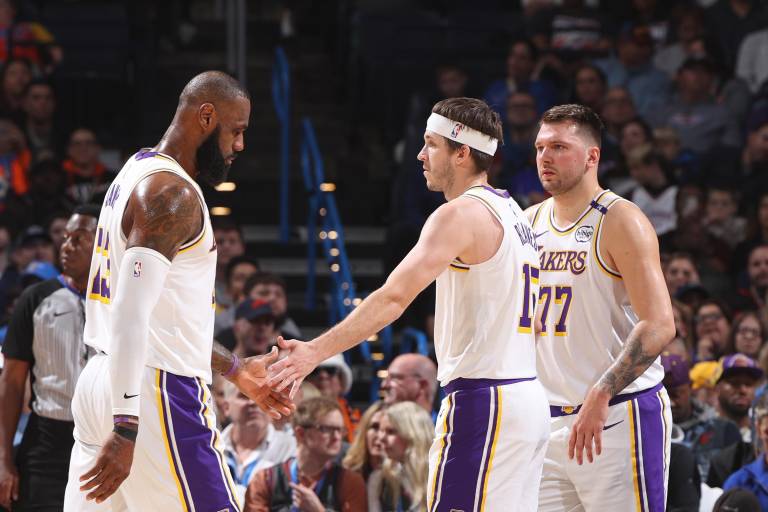 Los Lakers ganan sin sobresaltos en Oklahoma