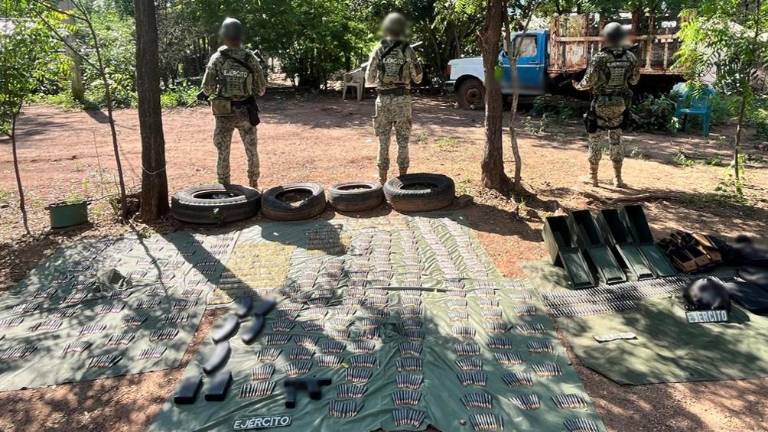 Militares aseguraron armas, municiones y equipo táctico en zona rural de Culiacán.