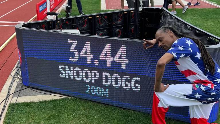 Snoop Dogg, realiza 34.44 segundos en la competencia de 200 metros planos.