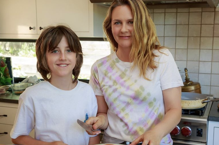 Alicia Silverstone recrea escena de Clueless con su hijo