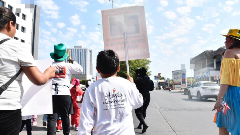 Más de 20 niños, niñas y adolescentes participaron en una marcha que arrancó a las 9:00 horas frente a un supermercado en el sector Tres Ríos.