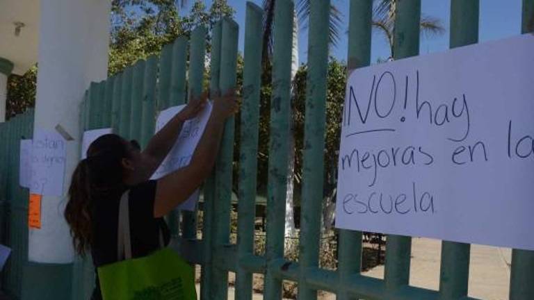 Rocha Moya condenó que algunos centros de estudios públicos establezcan como obligatoria la aportación económica voluntaria.