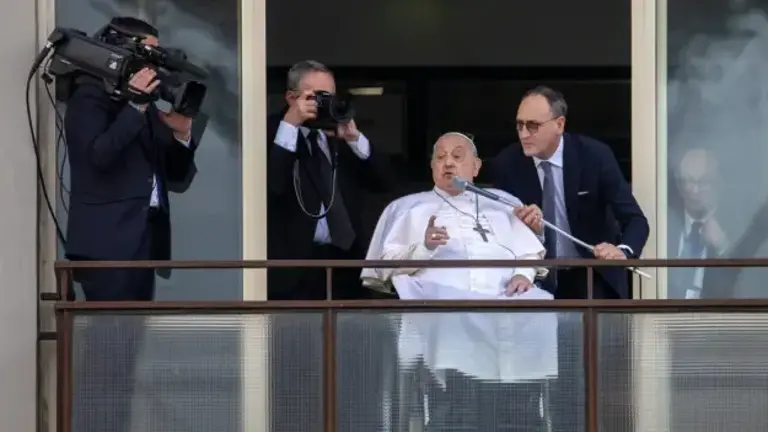 El Papa reaparece en público tras casi 40 días hospitalizado y regresa al Vaticano tras recibir el alta médica.