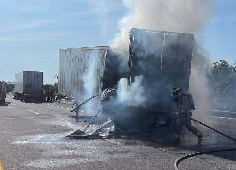 $!Se incendia remolque de tráiler en el Libramiento Mazatlán; cierran vialidad por varias horas