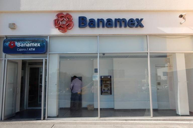 Señala AMLO que Gobierno ofertaría por Banamex si Larrea se desiste de compra