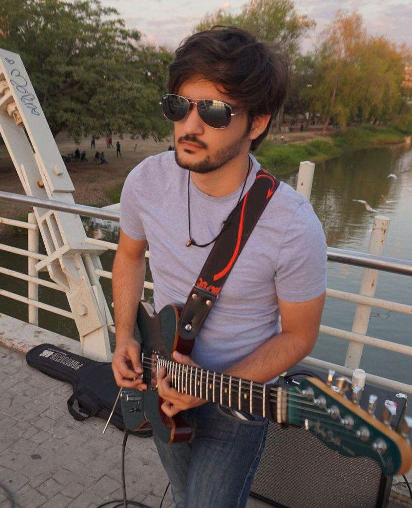 $!Con su guitarra, Víctor transmite su amor por la música