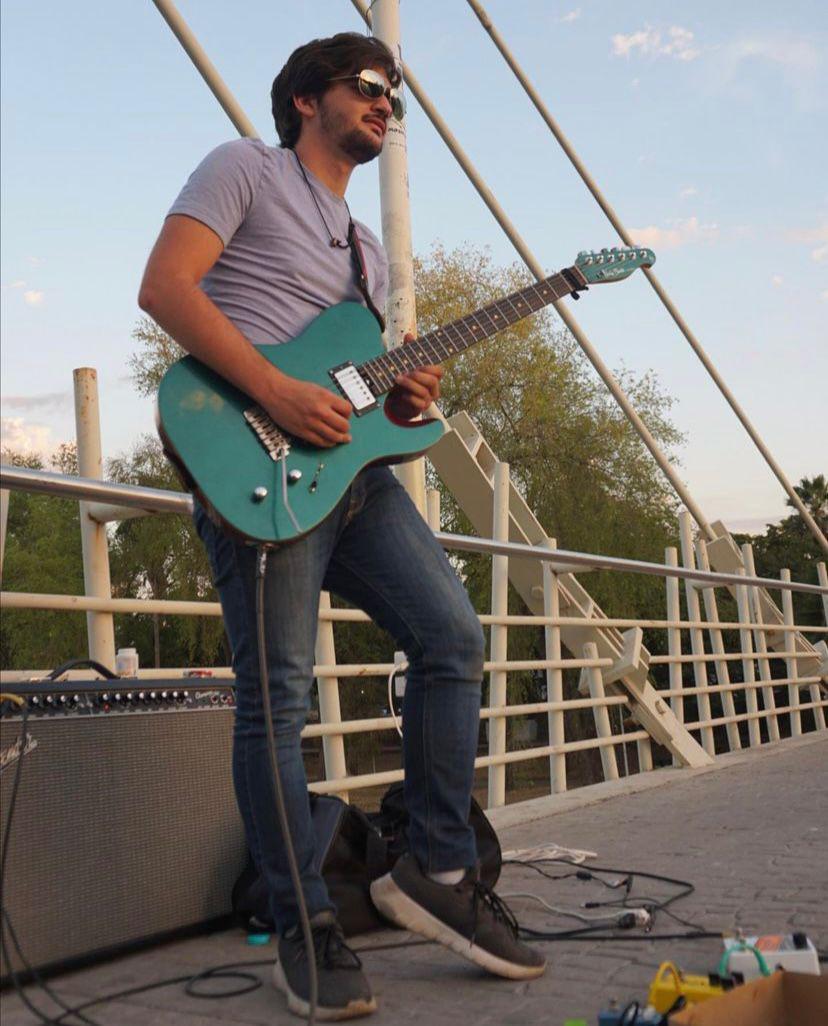 $!Con su guitarra, Víctor transmite su amor por la música