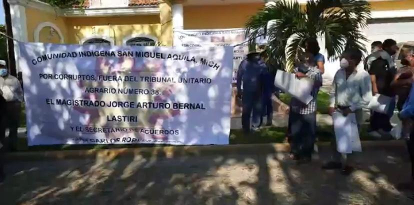 $!Manifestación de los comuneros de San Miguel Aquila a las afueras del Tribunal Unitario Agrario 38.