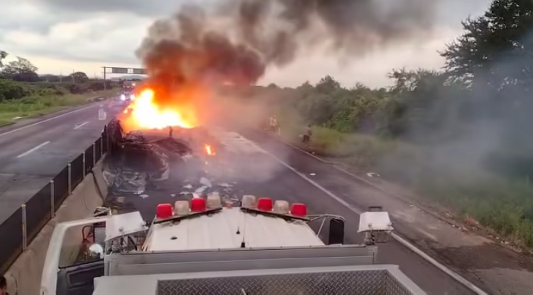 Incendio de tráiler en la autopista Mazatlán-Culiacán durante la mañana de este martes.