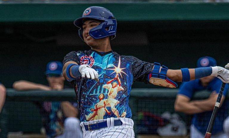 Bateadores guindas lucen en la pelota veraniega
