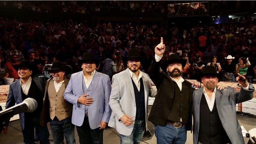 $!Intocable dedica tema en concierto de Nuevo León a víctimas de feminicidio
