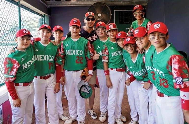 Meneses visita y da ánimos al equipo mexicano de Pequeñas Ligas