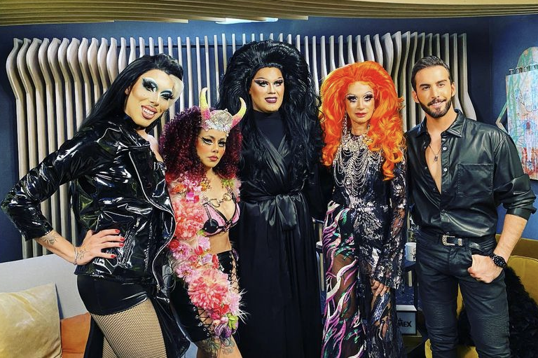 Adela Micha se transforma en una ‘Drag Queen’