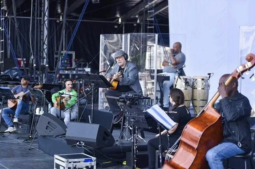 $!Silvio Rodríguez deleita a miles de personas en el Zócalo de la Ciudad de México