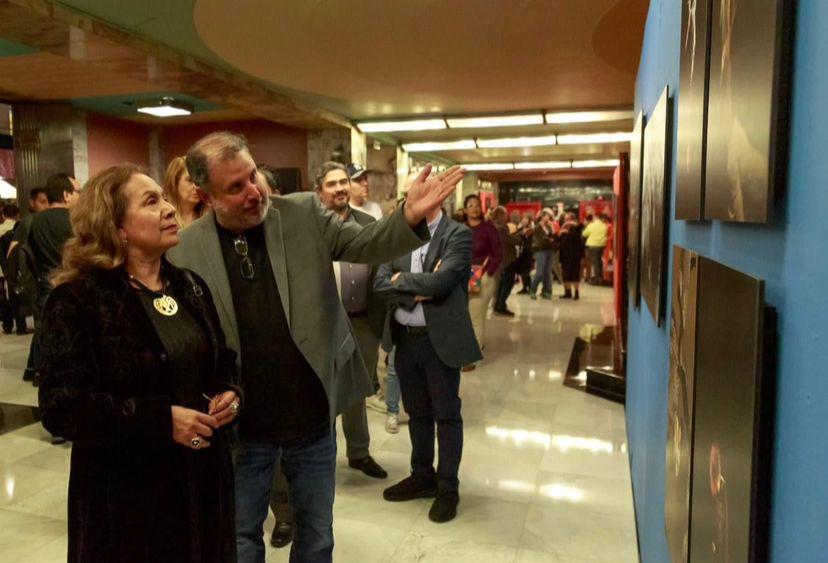 $!Martín muestra una de las fotografía a Lucina Jiménez, directora del INBAL.