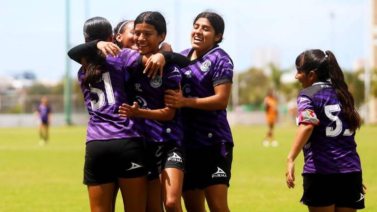 Alexia de León es felicitada por sus compañeras tras anotar el gol que significó tres puntos para la Armería.