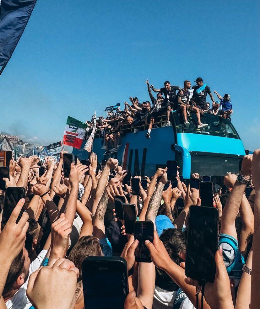 $!Al menos 200 mil napolitanos celebran el Scudetto, con De Bruyne como ‘invitado’ sorpresa