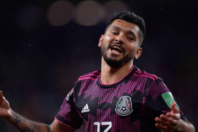 Operan a Tecatito tras sufrir fractura