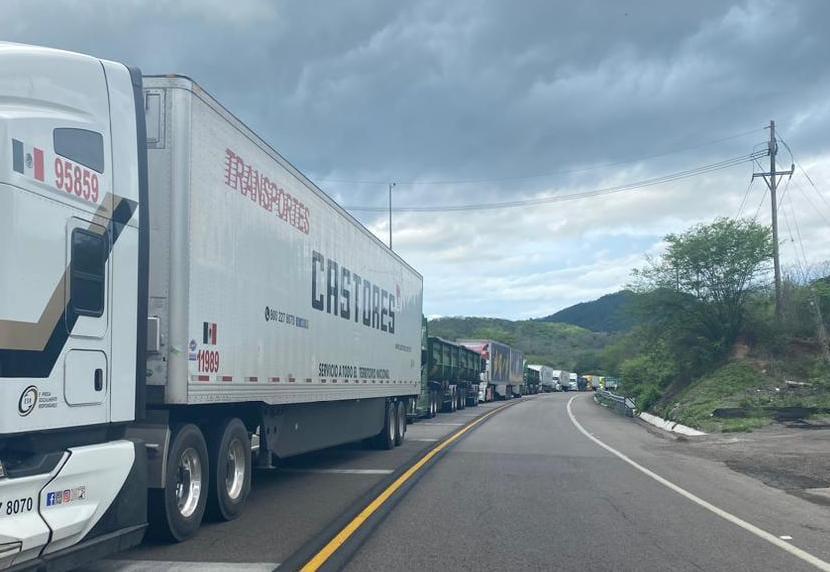 $!Volcadura de pipa con amoniaco cierra autopista Durango-Mazatlán; reportan un muerto