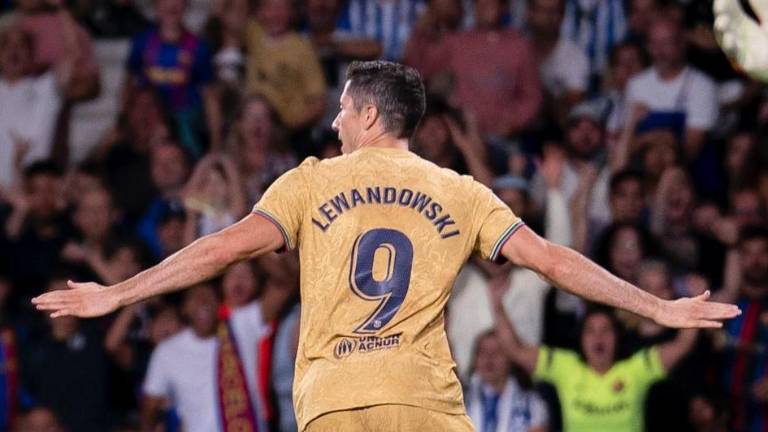 Robert Lewandowski marca dos goles.