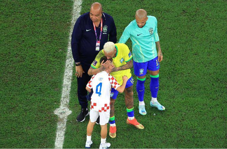 El hijo de Perisic consuela a Neymar tras eliminación de Brasil