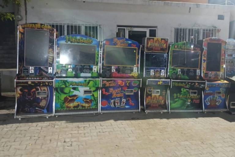 Semar asegura 40 tragamonedas y presunta droga en Mazatlán y Escuinapa