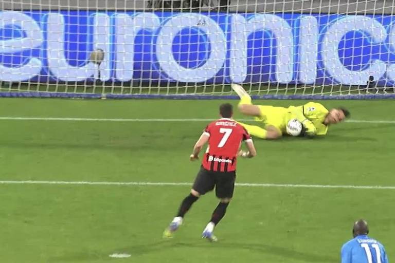 Napoli aprovecha los errores milanistas y Santiago Giménez paga caro su penal fallado