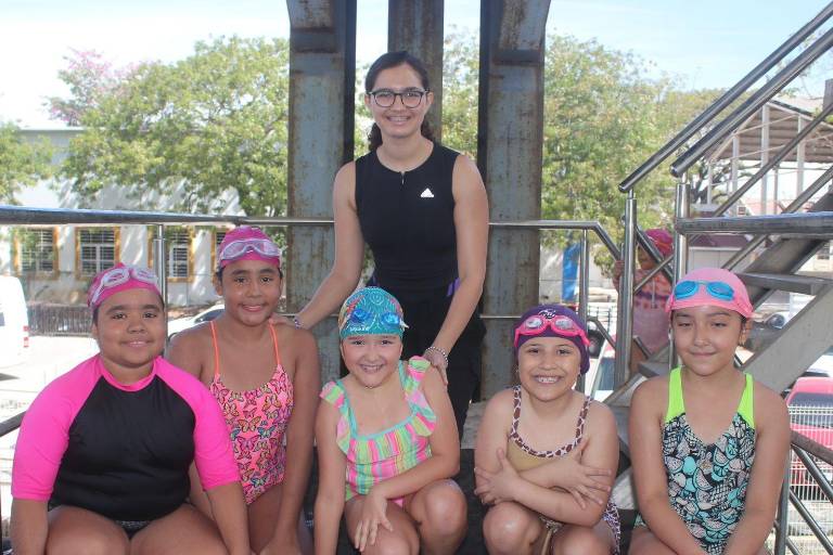 Rompe ‘Montse’ barreras como instructora de natación